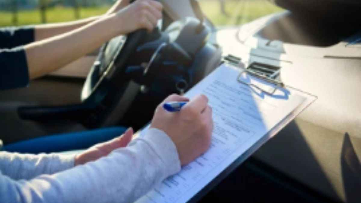 Aluno fazendo simulado online para prova do Detran