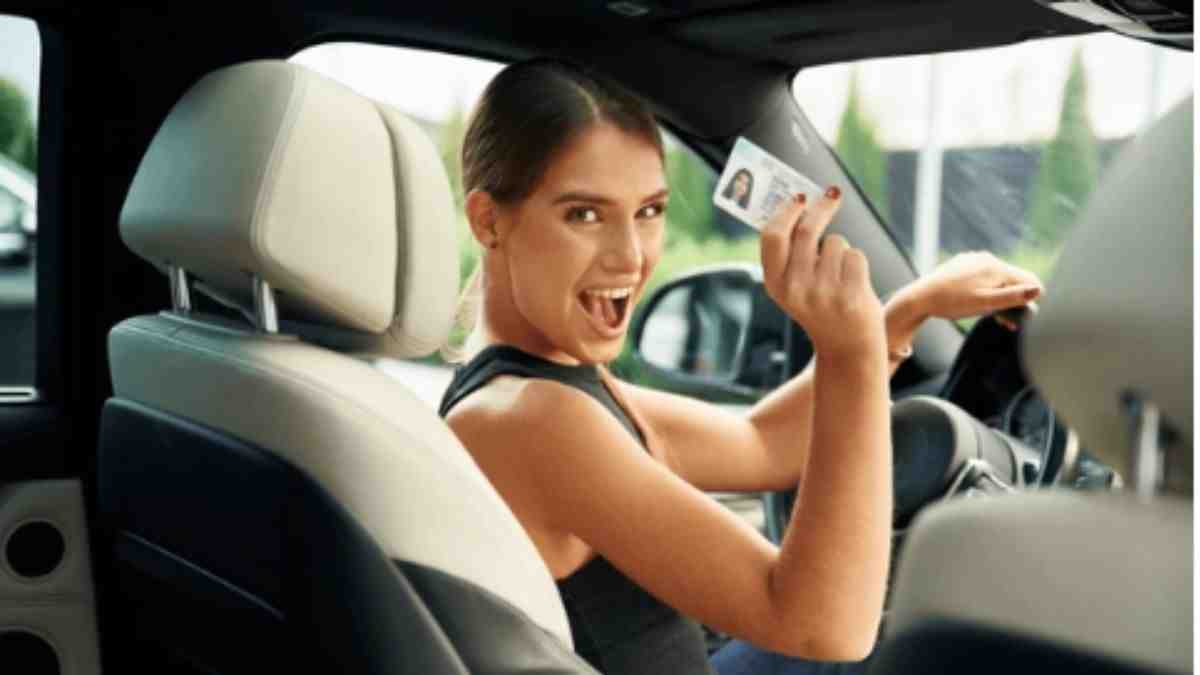 Candidato celebrando conquista da CNH após prova do Detran