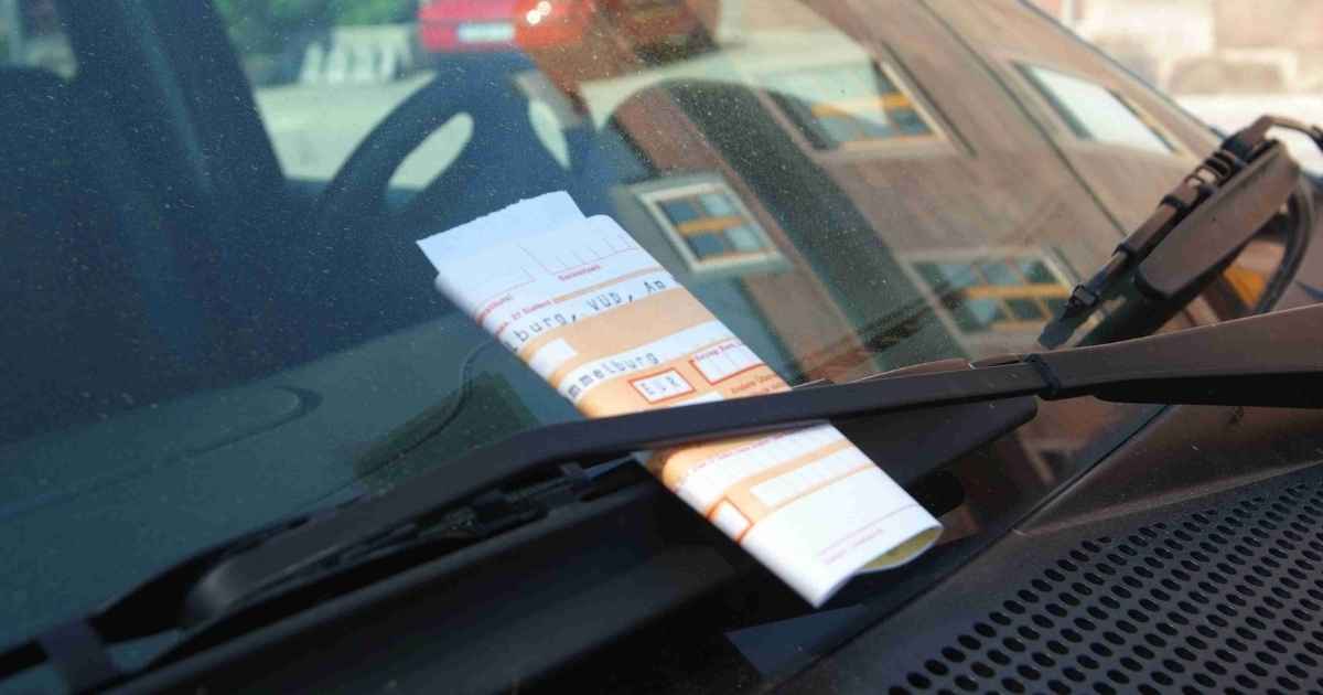 Motorista olhando placa de trânsito para evitar multas no Brasil