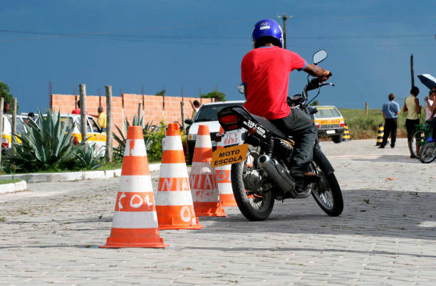 Aluno praticando como treinar baliza sozinho com cones em área segura