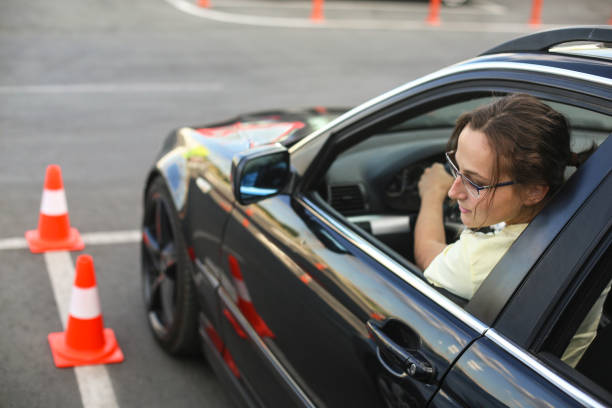 Aluno praticando como treinar baliza sozinho com cones em área segura