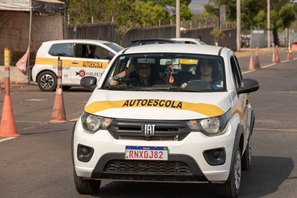 Aluno em aula prática de direção recebendo instruções do instrutor