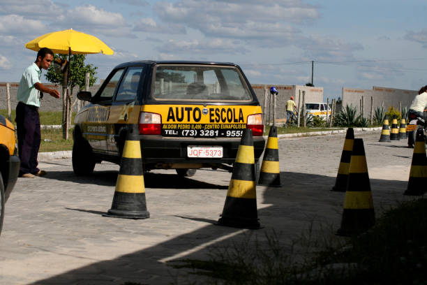 Aluno praticando baliza passo a passo com o método oficial do Detran