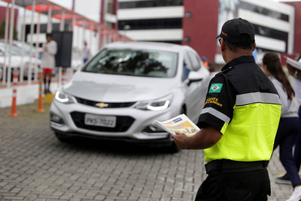 Carro sendo autuado durante blitz de trânsito