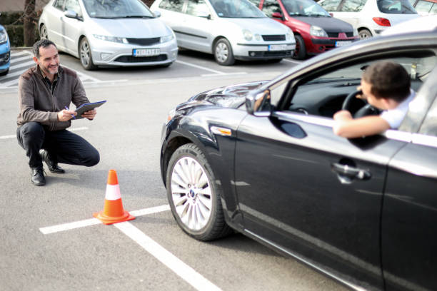 Condutor aprendendo baliza sem erro com técnicas visuais práticas