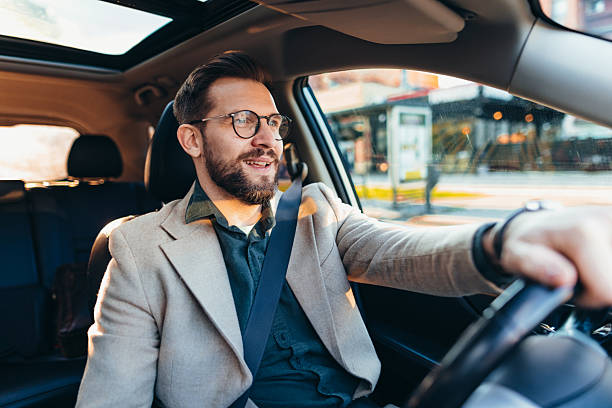 Motorista com CNH B prestando serviço profissional em veículo de passeio