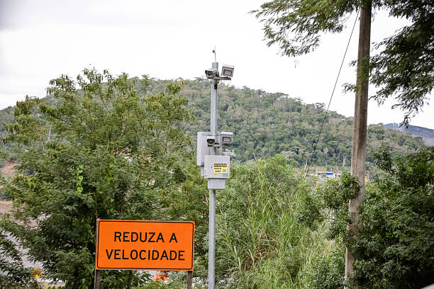 Veículo sendo multado por radar móvel em operação de trânsito no Brasil