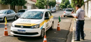 Carro autoescola posicionado em vaga de baliza para treino do exame da CNH, sob olhar de instrutor.