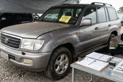 Veículo recuperado de leilão, aguardando documentação e registro, exibindo detalhes do processo de regularização.